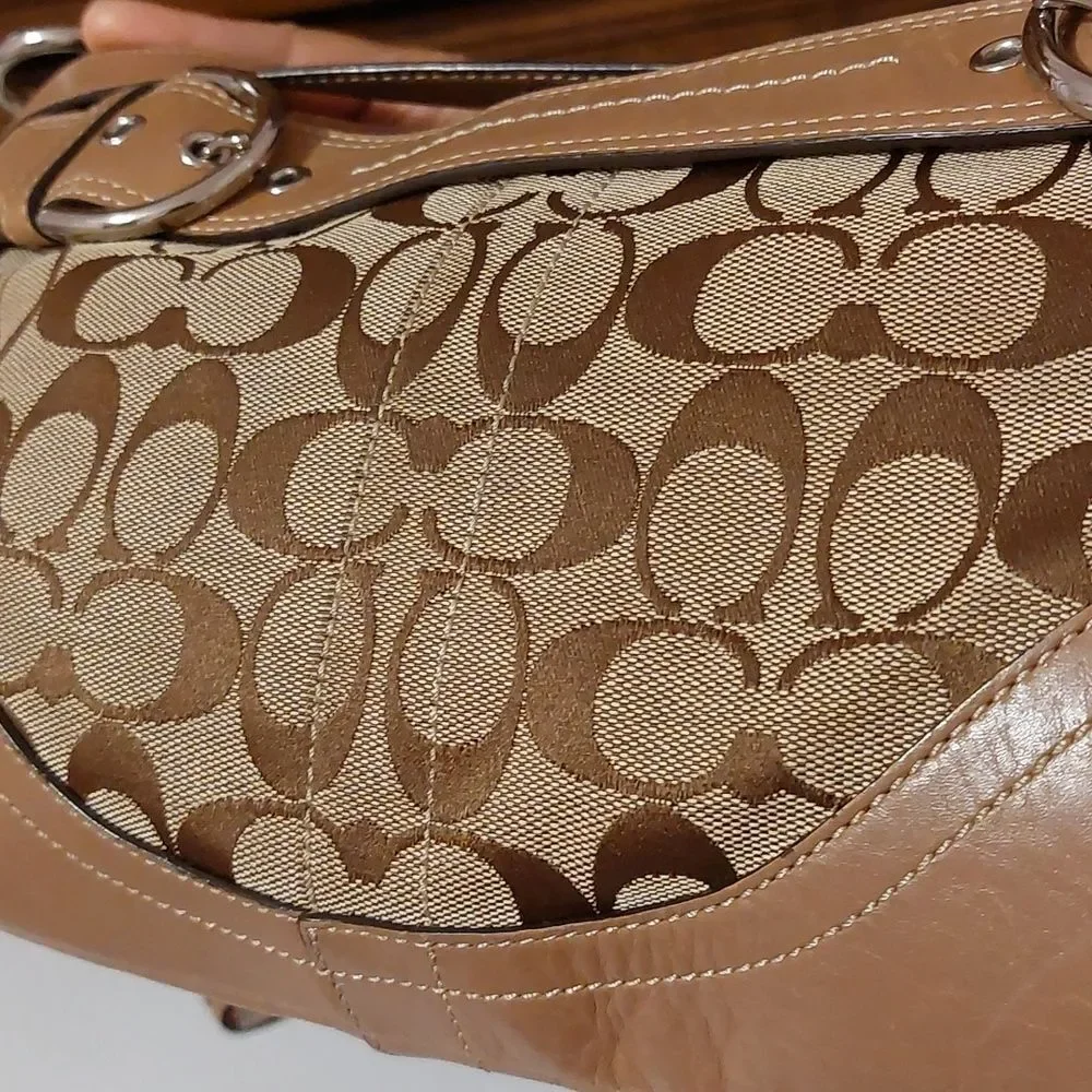 Coach Logo Signature Hamptons Hobo Bag F07077